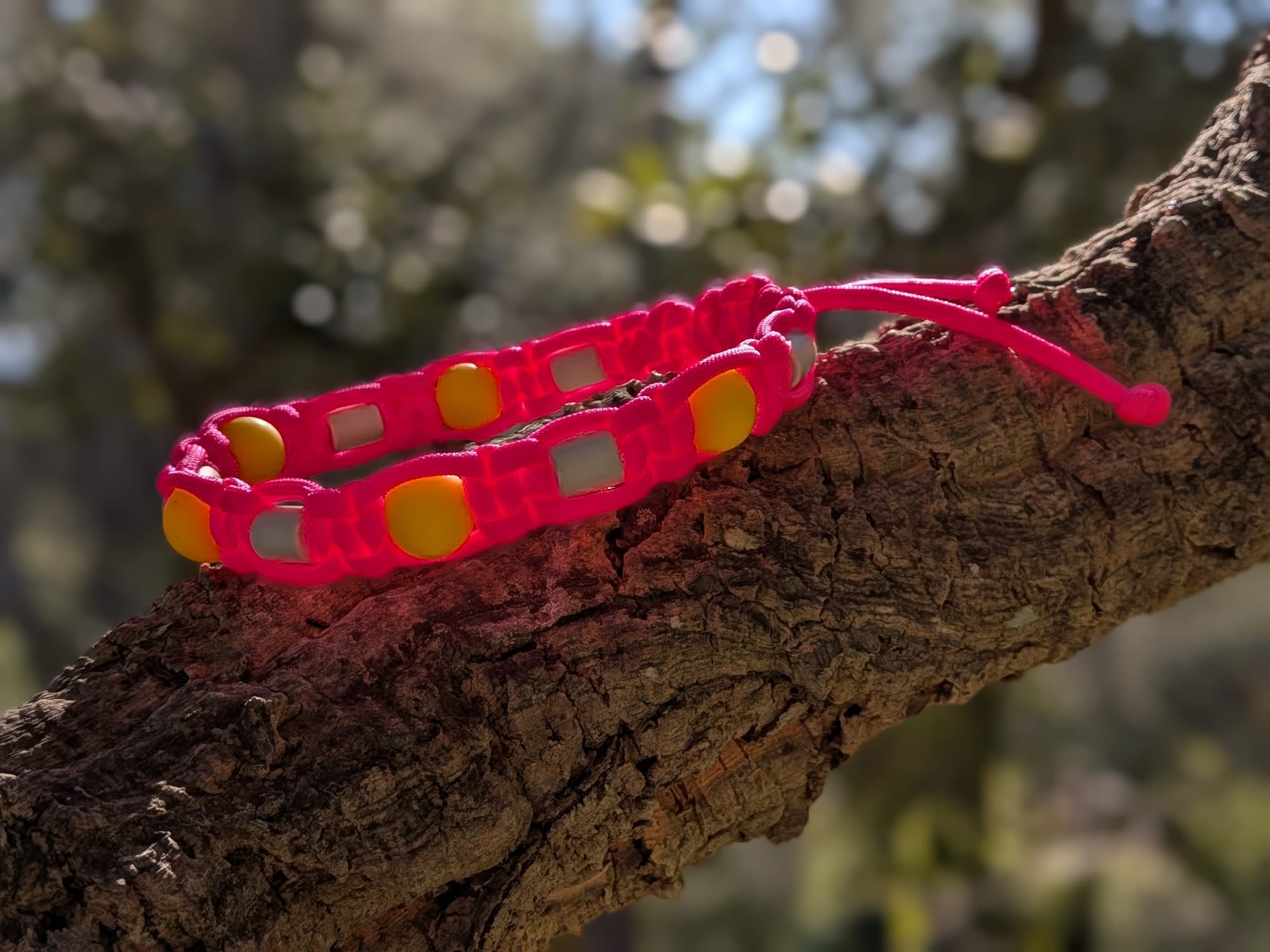 Collier Rose Fluo pour Chien – Paracorde Tressé, Perles Orange Fluorescentes & Antiparasitaires