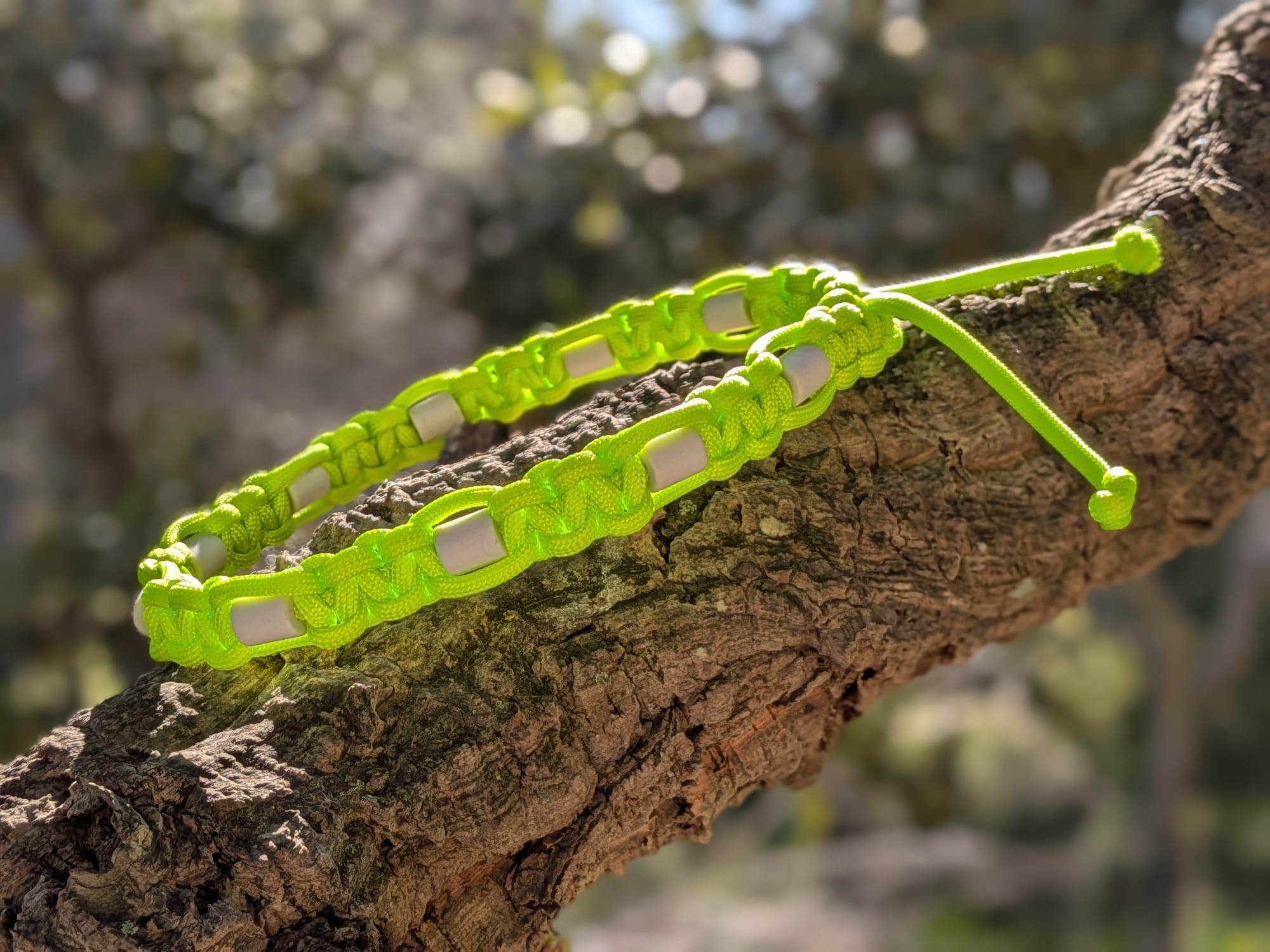 Collier Vert Fluo pour Chien – Paracorde Tressé & Perles EM Antiparasitaires