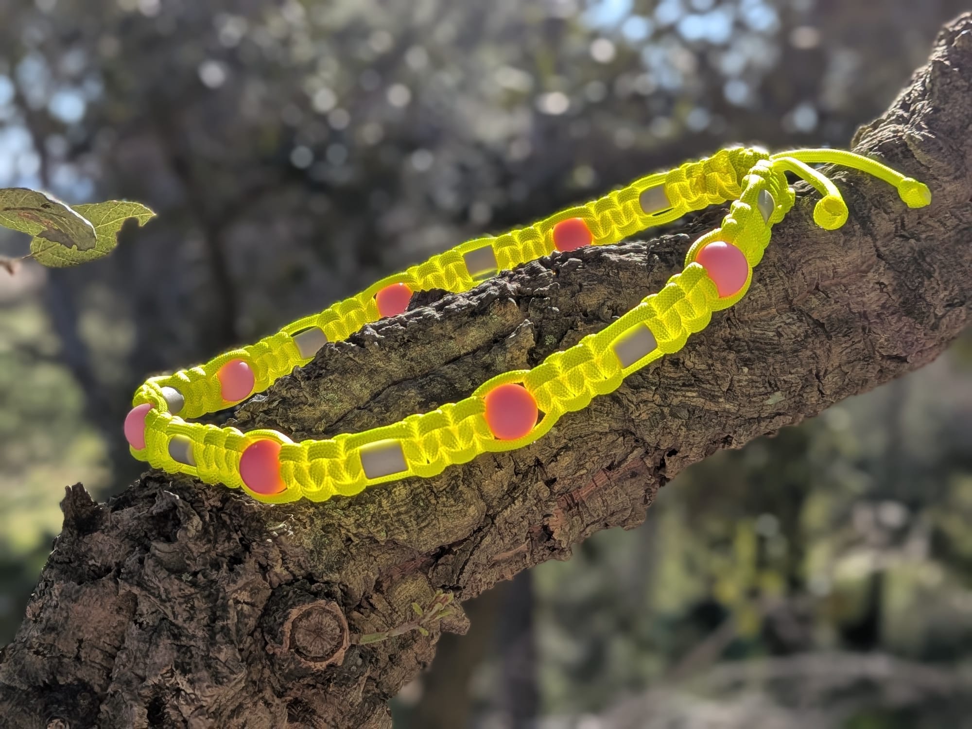 Collier Fluo Jaune pour Chien – Paracorde Tressé, Perles Fluorescentes & Antiparasitaires
