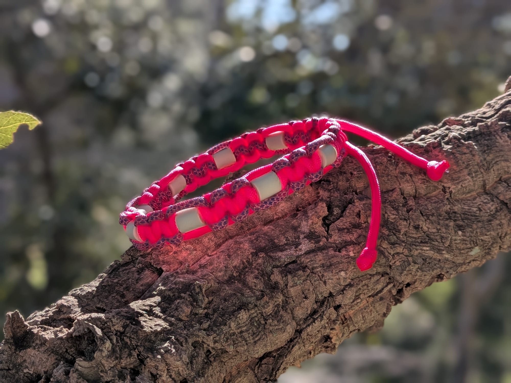 Collier Fluo Rose pour Chien – Paracorde Tressé & Perles EM Antiparasitaires